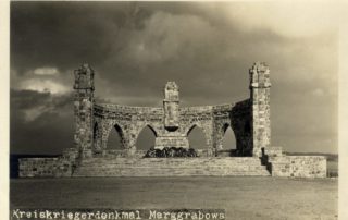 Pomnik wojenny w Olecku.