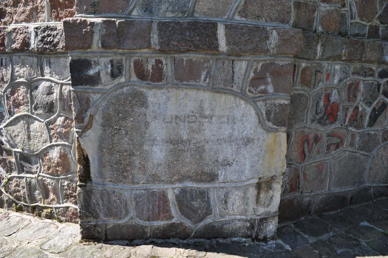 Kamień węgielny pod pomnikiem wojennym.