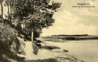 Nad brzegiem jeziora.