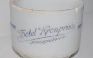 Filiżanka z zastawy hotelu.