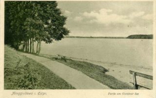 Ławka nad jeziorem.