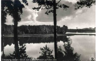 Spacer nad brzegiem jeziora.