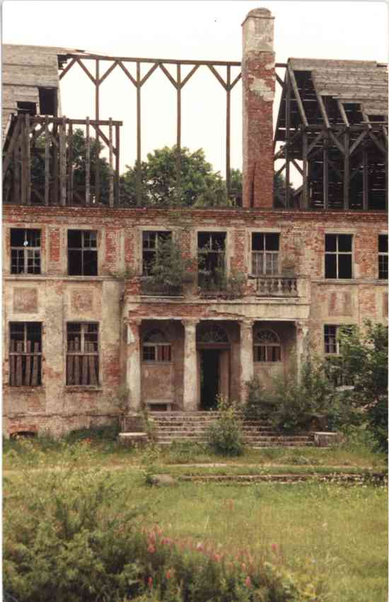 Ruiny pałacu w Białej Oleckiej.